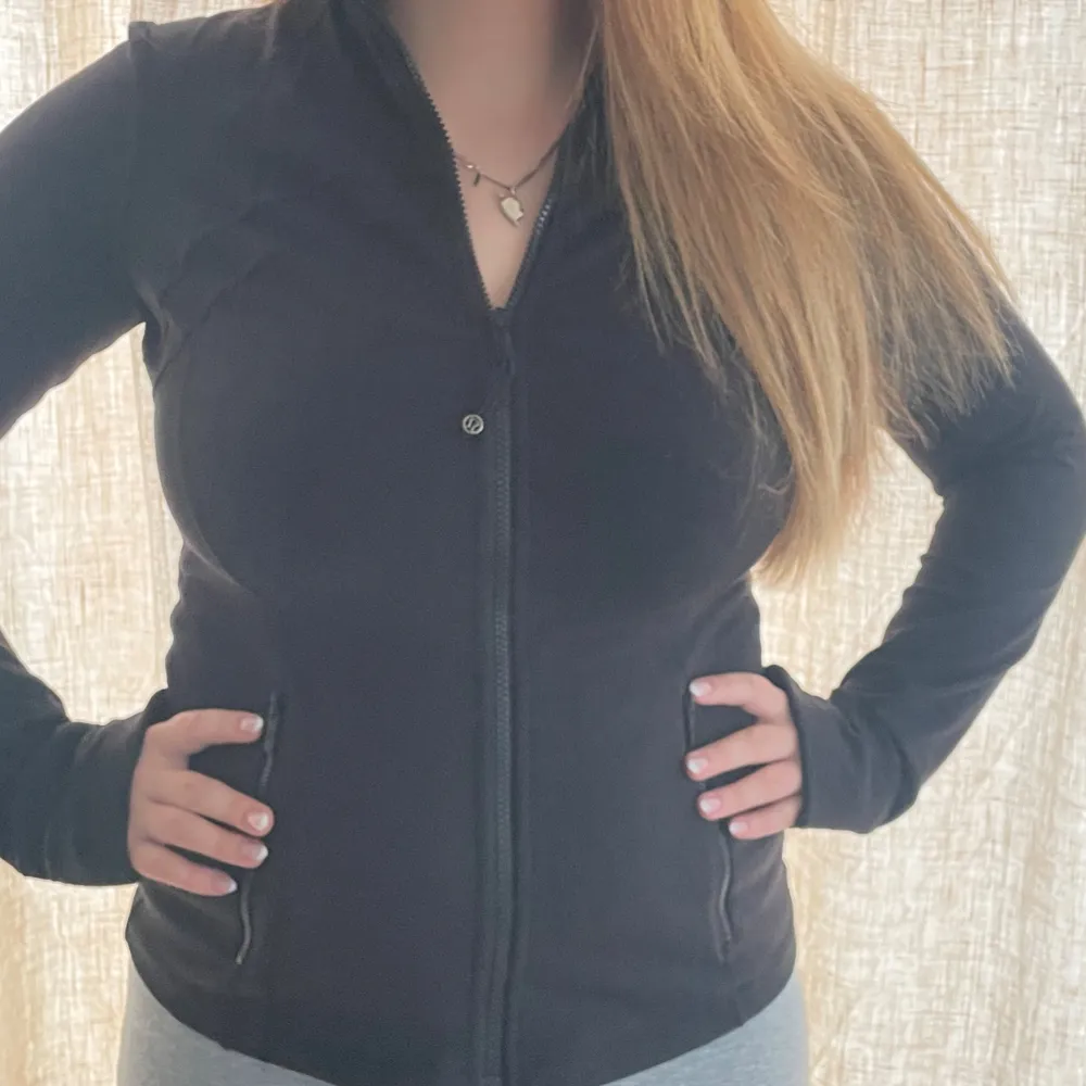 Använd fåtal gånger inte mer än 5 gånger, super snygg men kommer inte till användning. Inga defekter, super skön. Är i storlek 12 som jag skulle säga är M. Skriv för flera bilder❤️. Sportswear.