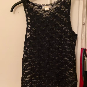 Svart spetstopp - Säljer denna spets topp liknande tröja från Gina Young och är i ett bra skick. Storlek 158/164 och passar någon som har s/xs.🌺