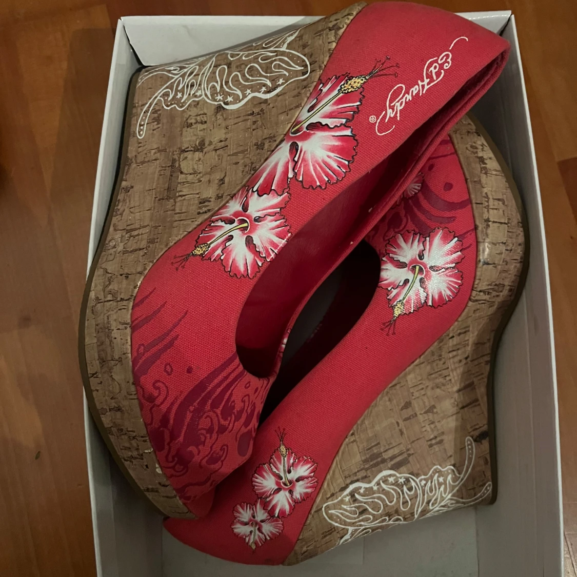 Rosa klackar från Ed Hardy