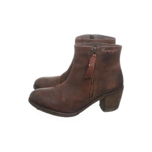 Fina stövletter i äkta skinn från Napapijri stl 38 (39) - Fina och inte mycket använda stövletter i skinn (ruffig stil) märkta stl 39, men mer som 38. Aningen lite slitet på klacken bak, annars i väldigt bra skick. Nypris ca 1800;-! Mycket hög kvalitet! Mått och fler bilder kan fås vid efterfrågan 🫶🏻