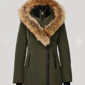 Vinterjacka  - Säljer min supermysiga olivgröna jacka fråm märket Mackage med en stor, fluffig pälskrage. Perfekt för kalla vinterdagar! Jackan har en dragkedja framtill och långa ärmar. Den är både snygg och praktisk, och håller dig varm hela säsongen. Använts ett fåtal gånger, ser nästan ny ut. Limited färg, finns inte längre. Andra färger kostar idag 13700. Kemtvättas innan den säljes. Storlek M passar S. 