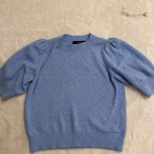 Blå stickad trekvartsärmad tröja  - Superfin ljusblå tröja från Vero Moda i storlek XS. Den är stickad och har trekvartsärmar med puffiga axlar som ger en söt touch. Perfekt för både vår och höst! Tröjan är i  bra skick men är lite nopprig, den passar till både jeans och kjol!💙