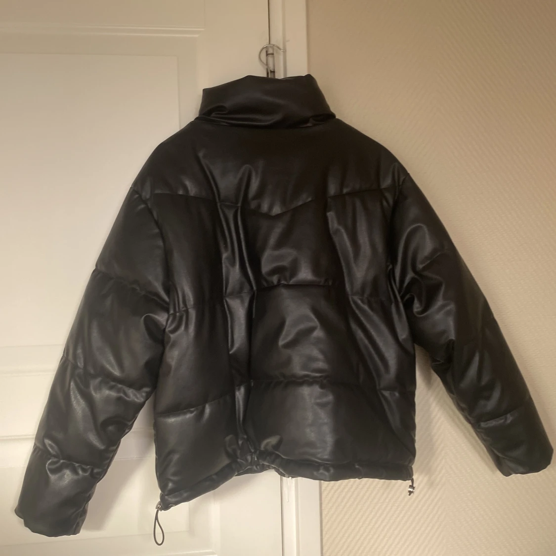 Svart pufferjacka - 90