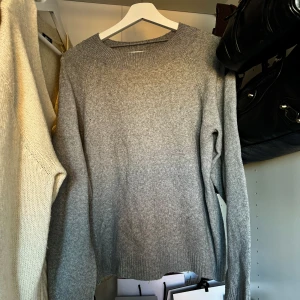 Grå tröja från Vero Moda - Säljer en stilren grå tröja från Vero Moda i mycket bra skick. Den är perfekt för både höst och vinter! Pris kan sänkas vid snabb affär, tryck gärna på Köp Nu