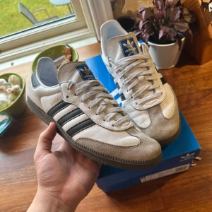 Adidas samba OG  - Tjena! Nu säljer jag dessa Adidas OG Samba i storlek 44. Dem är i bra skick och är självklart äkta! Kvitto tillkommer tillsammans med alla andra accessoaren till skorna inkluderat original lådan. ( dem är köpta i Litauen av mig så därför står kvittot på litauiska). Finns inga dåliga frågor! Priset är även diskuterbart vid en SNABB affär, MVh Abbe:))
