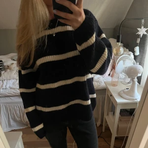 Svart och vit randig stickad tröja - Mysig och oversized svart stickad tröja med vita ränder. Storlek XL men passar bra på mig som brukar ha ca M💕 oanvänd