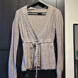 Kofta - Säljer denna jätte fina kofta för den inte kommer till andvändning. Den är köpt begångnas men är i väldigt bra skick. 