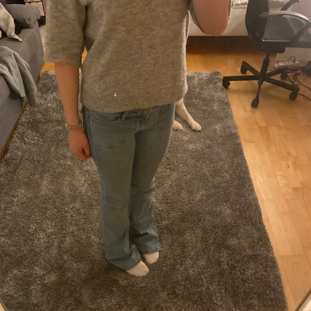 Säljer ett par snygga blå jeans från Nelly. De har en bootcut-stil och är i mycket bra skick! ❤️Måtten är L32 och 34 i midjan❤️ jag använt de ett par få gånger och eftersom dem är för långa för mig klippte jag dem vid hälarna så dem är lite slitna där men inget som man märker❤️. Jeans & Byxor.