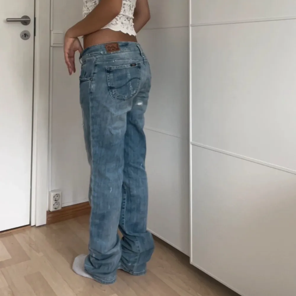 Säljer ett par snygga low waist jeans från lee. Hör av er vid frågor!. Jeans & Byxor.