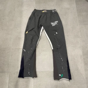 Gallery dept byxor  - Tja säljer nu dessa riktigt feta gallery dept byxor i fint skick! Väldigt sköna och stilrena! Storlek S. Ej äkta. Bara att fråga vid eventuella funderingar mvh 