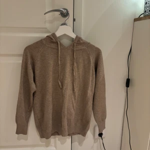 Beige hoodie - Tjena! Säljer nu en otroligt fin merinoull hoodie! Den är ny skick, endast använd 2 gånger. Nypris ligger runt 800kr