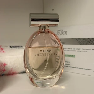 Calvin Klein Sheer Beauty Parfym  - Säljer en parfymflaska från Calvin Klein, Sheer Beauty.  Perfekt för den som vill ha en fräsch doft. 