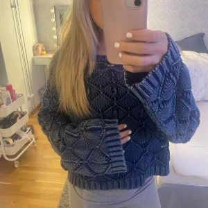 Mörkblå stickad tröja - Säljer en supermysig mörkblå stickad tröja! Jättefint skick