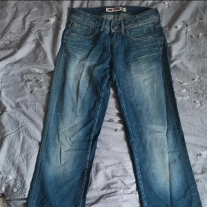 BIG STAR BLÅ JEANS - W28 L34 Långa lågmidjade blå jeans från Big Star🌟Säljer för dem är för små (därför kan jag inte visa dem på)💗 MÅTT: Innerbenslängd: 88cm Längd total: 106 Höfter: 49cm Midja: 78cm