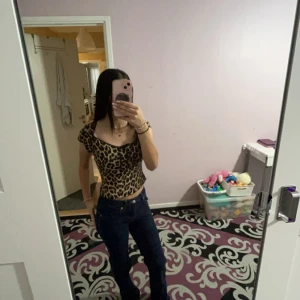 Leopardmönstrad croppad topp - Säljer en superfin leopardmönstrad croppad topp med korta ärmar. Toppen har en tight passform och är gjord i ett mjukt och stretchigt material. Den är både trendig och bekväm, och passar perfekt till jeans eller kjol. använt 1 gång bara, jätte skön material. pris kan diskuteras ❤️