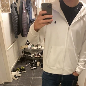 VIT RALPH LAUREN ZIP HOODIE - Här har vi vinterns räddare, en stilren ralph lauren zip hoodie som kommer att kännas som ett täcke ute på de kyliga gatorna😍 för endast 700kr kan du ta vara på denna fetttttaaaaa zip Hoodien✅ priset kan diskuteras. TRÖJAN PASSAR BÅDE L OCH M🔥🔥