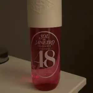 Säljer denna Sol de Janeiro misten 240ml då doften inte riktigt passar mig, endast använd några gånger (se bild). 💞💞💞 Nypris : 449kr