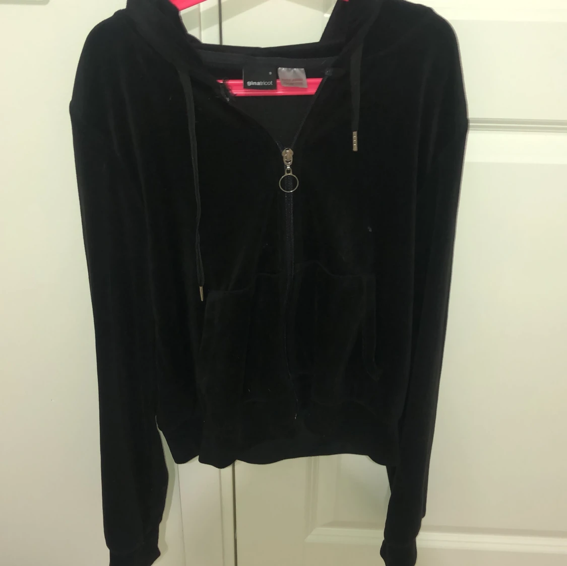 Svart hoodie från Gina Tricot