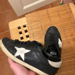 Säljer ett par svarta Golden Goose sneakers i bra skick. Storlek 42.