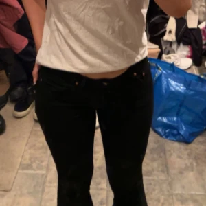 Svarta jeans i bootcut-stil - Säljer ett par svarta jeans i bootcut-stil. De är i bra skick och har en klassisk look som passar till det mesta. Perfekta för både vardag och fest!   Andvända fotal gånger!