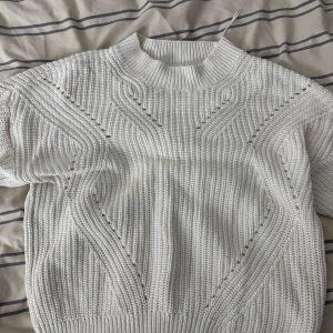 Vit stickad tröja - Säljer en superfin vit stickad tröja med ett snyggt mönster. Perfekt för kyliga dagar och passar till allt! Tröjan har en normal passform och långa ärmar. Den är både stilren och bekväm, perfekt för höst och vinter.