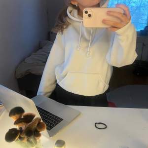 Säljer min jättemysiga vita BikBok hoodie i storlek S men passar även Xs och M! Väldigt bra skick, använt några gånger. Passar till allt och perfekt till hösten och vintern!❤️