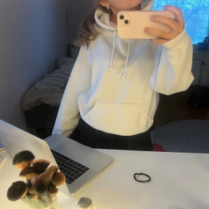 Vit BikBok hoodie🤍 - Säljer min jättemysiga vita BikBok hoodie i storlek S men passar även Xs och M! Väldigt bra skick, använt några gånger. Passar till allt och perfekt till hösten och vintern!❤️
