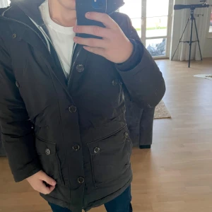 J.Lindeberg vinterjacka - Säljer denna sjukt feta vinterjackan från J.Lindeberg, skick 10/10. Inga defekter alls!!! Nypris på denna ligger runt 4899, mitt pris 1599kr🤑🤑Fraktar via Postnord på köparens bekostnad 📦 Hör av dig vid minsta fråga eller fundering!🙌🙌 Köptes på NK förra året✅ Pris kan diskuteras vid smidig affär!!!   Har den eftertraktade J.Lindeberg badge på armen🤩