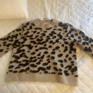 Beige leopardmönstrad tröja - Säljer denna beige tröja med leopardmönster. Tröjan har långa ärmar och en rund halsringning. Använd enbart två gånger. Perfekt för höst och vinter! 🐆