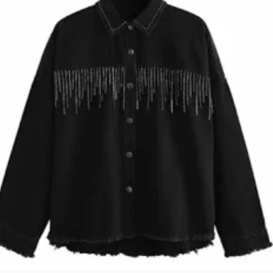 Svart jeansjacka med pärldetaljer -  Säljer nu min älskade svarta jeansjacka med glitter från zara ❤️❤️❤️
