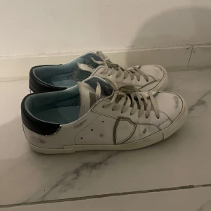 Philippe model skor - Säljer mina Philippe model skor där det inte kommer till användning. Använt rätt så många gånger men ändå i bra skick. Pris kan diskuteras vid snabb affär. Tveka inte på att ställa frågor 