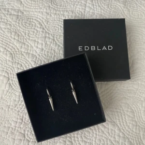 Silverörhängen från Edblad - Snygga och stilrena silverörhängen från Edblad i modellen ”peak hoops”. Perfekta för både vardag och fest! Kommer i originalförpackning. Aldrig annvända då jag är guldtjej❣️