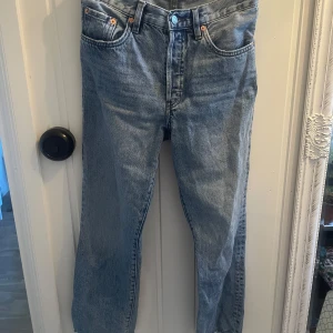 Blå jeans från MNG Denim - Säljer ett par klassiska blå jeans från MNG Denim i storlek 36. De har en knappgylf och är i bra skick. Perfekta för vardagsbruk med en tidlös stil.