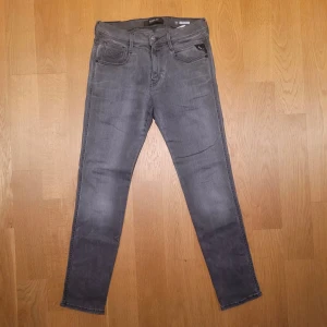Replay Anbass jeans  - Säljer ett par riktigt feta jeans ifrån Replay i modellen anbass. Dem är i nyskick och har inga tecken på användning. Det är storlek W30/L30.