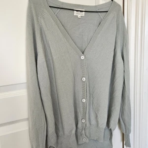 Ljusgrå kashmirkofta från Soft Goat - Säljer en supermjuk ljusgrå kashmirkofta från Soft Goat. Den har en klassisk design med knappar framtill och långa ärmar. Perfekt för både vardag och lite finare tillfällen. Koftan är i mycket bra skick och passar perfekt till höst och vår. 🐐✨