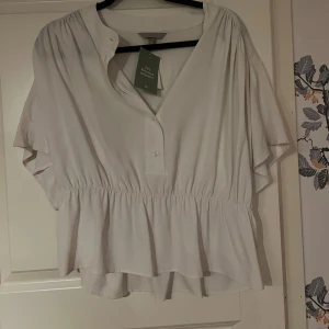 Vit blus  - Aldrig använd. Jätte fin o skön i  materialet! 