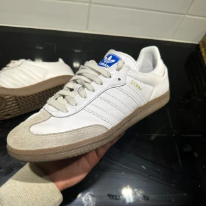 Adidas Samba i vitt och beige - Säljer ett par klassiska Adidas Samba sneakers i vitt och beige. Skorna är använda ca 5 gånger. Nypris kostar dem 1200kr mitt pris är 699kr! Vid frågor är det bara att skriva! 👟