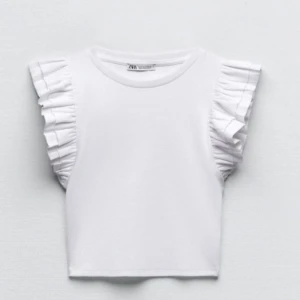 Vit ribbad topp med volangärmar från Zara - Säljer en superfin vit ribbad topp från Zara i storlek S. Pris kan diskuteras 