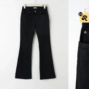 Svarta bootcut jeans - Snygga svarta bootcut jeans med låg midja. Perfekta för en avslappnad men stilren look. Passar bra till både vardag och fest. Materialet är mjukt och bekvämt. Köpta för ett par veckor sen men knappt använda då de e lite korta på mig som är 173 så blir perfekt om man e kortare än de, stretchiga i materialet brukar ha 34 eller 36 i jeans i vanliga fall på byxor 