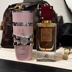 Parfymer Yara och Ana Abiyedh Rouge från Lattafa - Säljer två parfymer från Lattafa. Yara kommer i en ljusrosa flaska med silverdetaljer, medan Ana Abiyedh Rouge har en elegant genomskinlig flaska med röd kork och guldiga detaljer. Perfekta för den som vill ha en lyxig doftupplevelse. Passar både till vardag och fest! Testade. Säljer båda för 350kr