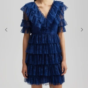 By Malina klänning - Säljer en superfin By Malina klänning i blå!Köptes  för 2800. 