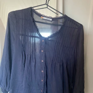 Mörkblå blus - Säljer denna fina mörkblåa blus i storlek S/M men passar mig som är S. Aldrig använd och den har inga defekter.🌸Den är lite genomskinlig men funkar jättebra med linne under.💕Betala gärna med köp nu:)