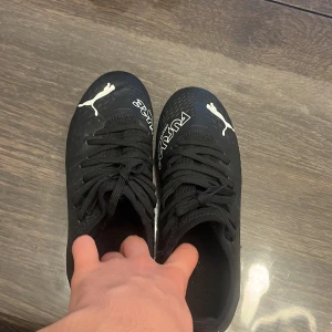 Fotbollsskor - Jag säljer mina fotbollsskor de är för små på mig nu tyvärr jag har bara haft på mig dem 1 gång det är inget fel med dem och det är 10/10 skick