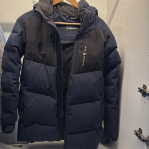 Sail racing vinterjacka  - Säljer min gamla sail racing jacka som är använd under en vinter den är i ett jätte fint skick är är som ny. Storlek 170 cm det är en lång model och passar som Xs-S. Köptes för 3500 på kidsbrandstore mitt pris 2000 hör av er vid frågor 