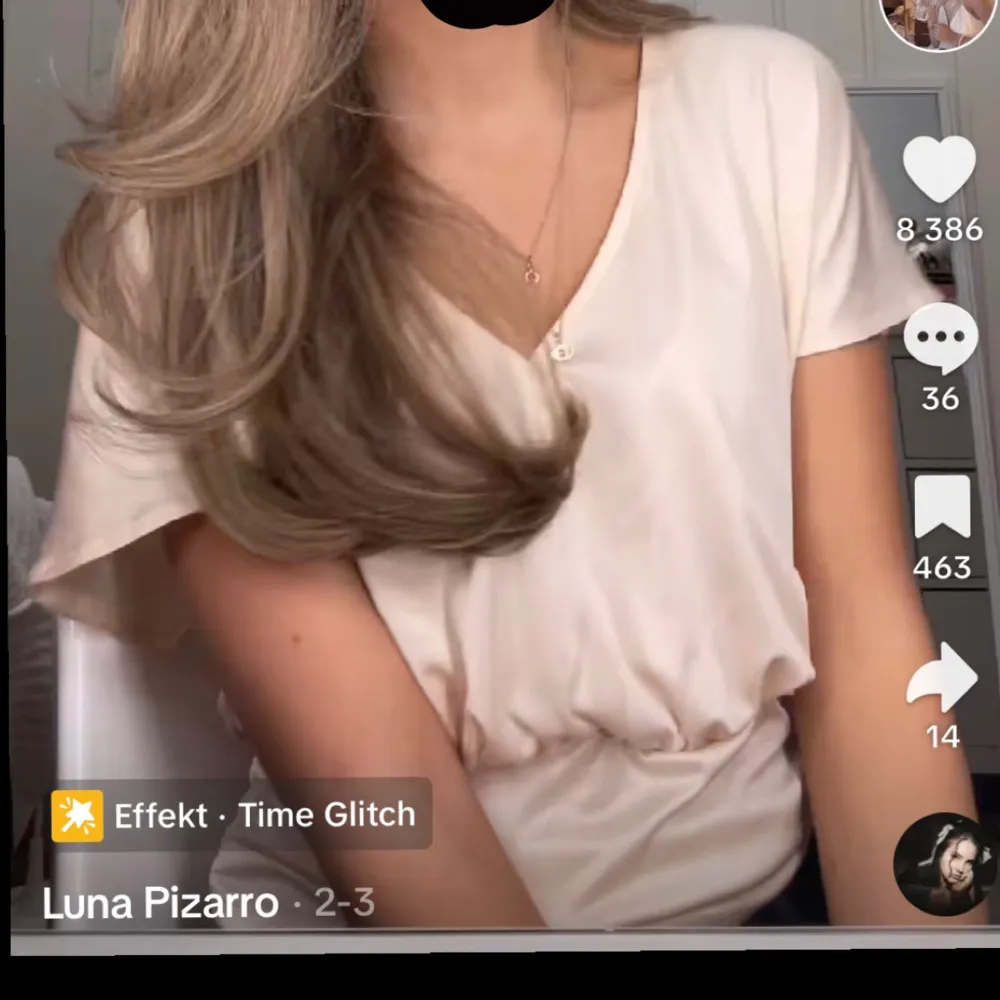 (Inte mina bilder) Snygg beige/rosa blus, Perfekt för både vardag och festliga tillfällen. den är i ett satin liknande material! Skriv för egna bilder. Ni kan också kolla på lunas TikTok🩷. Blusar.