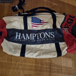 Beige och röd väska från Hamptons - Hamptons väska som aldrig är använd.