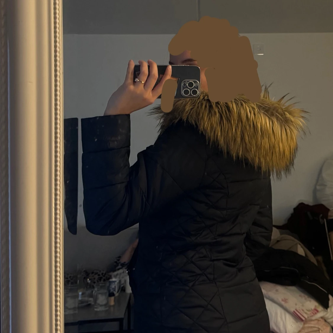 Svart vinterjacka med pälskrage - 92