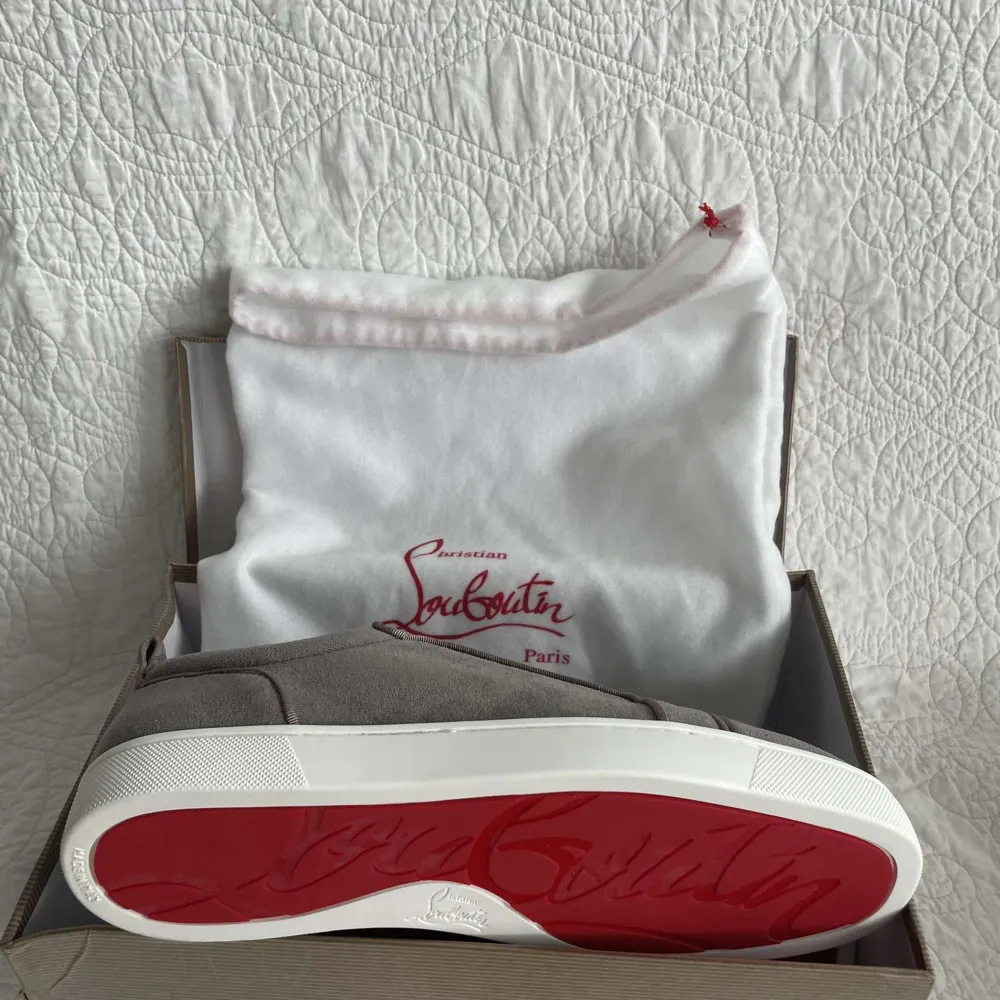 Säljer ett par snygga grå sneakers från Christian Louboutin i mocka. Skick 10/10, skriv privat för fler frågor.. Skor.