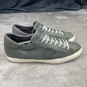 Phillipe model PRSX - Phillipe model PRSX | Skick: 6-7/10, tecken på slitage, (mindre skrapmärken) se bild | Storlek: 44| Pris: 1499 kr | Tillbehör: Box | Fler frågor? Hör av dig isåfall!