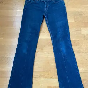 Säljer ett par snygga blåa Lågmidjade bootcut jeans i bra skick. De är tyvärr lite stora på mig och därav säljer jag de